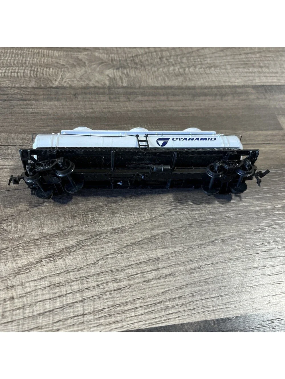 Bachmann HO Scale 40' 3 Dome Tank Car Cyanamid Paint Used